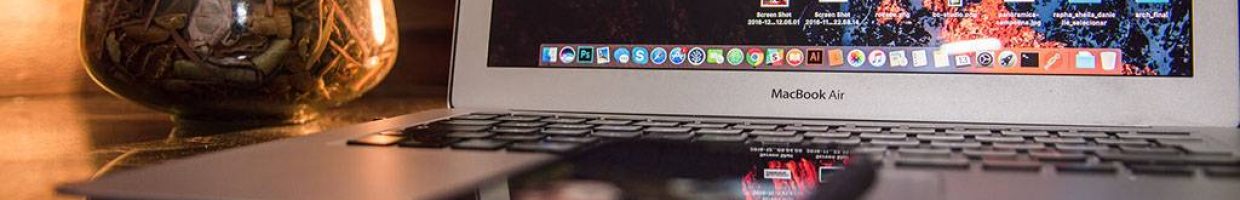 negative-space-bright-macbook-computer-office-desk-caio-resende