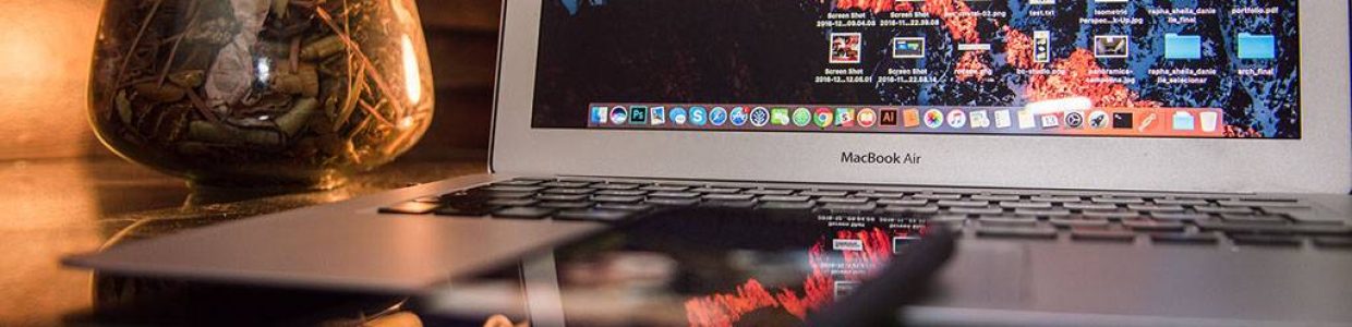 negative-space-bright-macbook-computer-office-desk-caio-resende